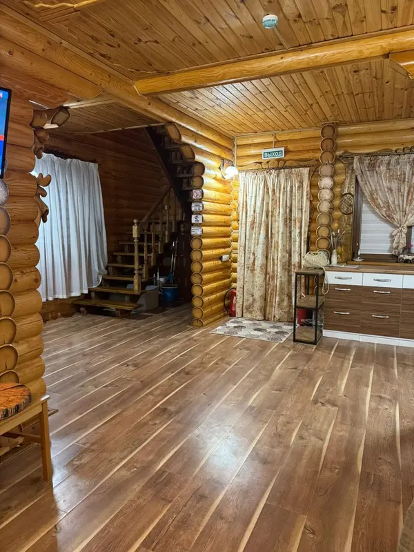 Кухня и деревянная лестница в домике