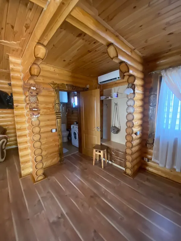Проход к санузлу в деревянном домике