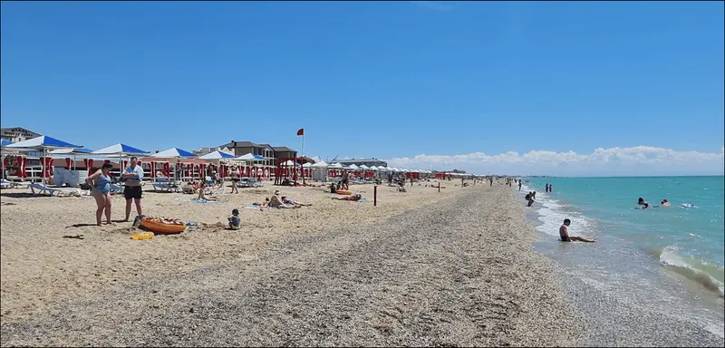 Панорама пляжа рядом с домиком в Крыму