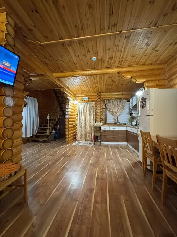 Столовая зона, кухня и лестница в домике